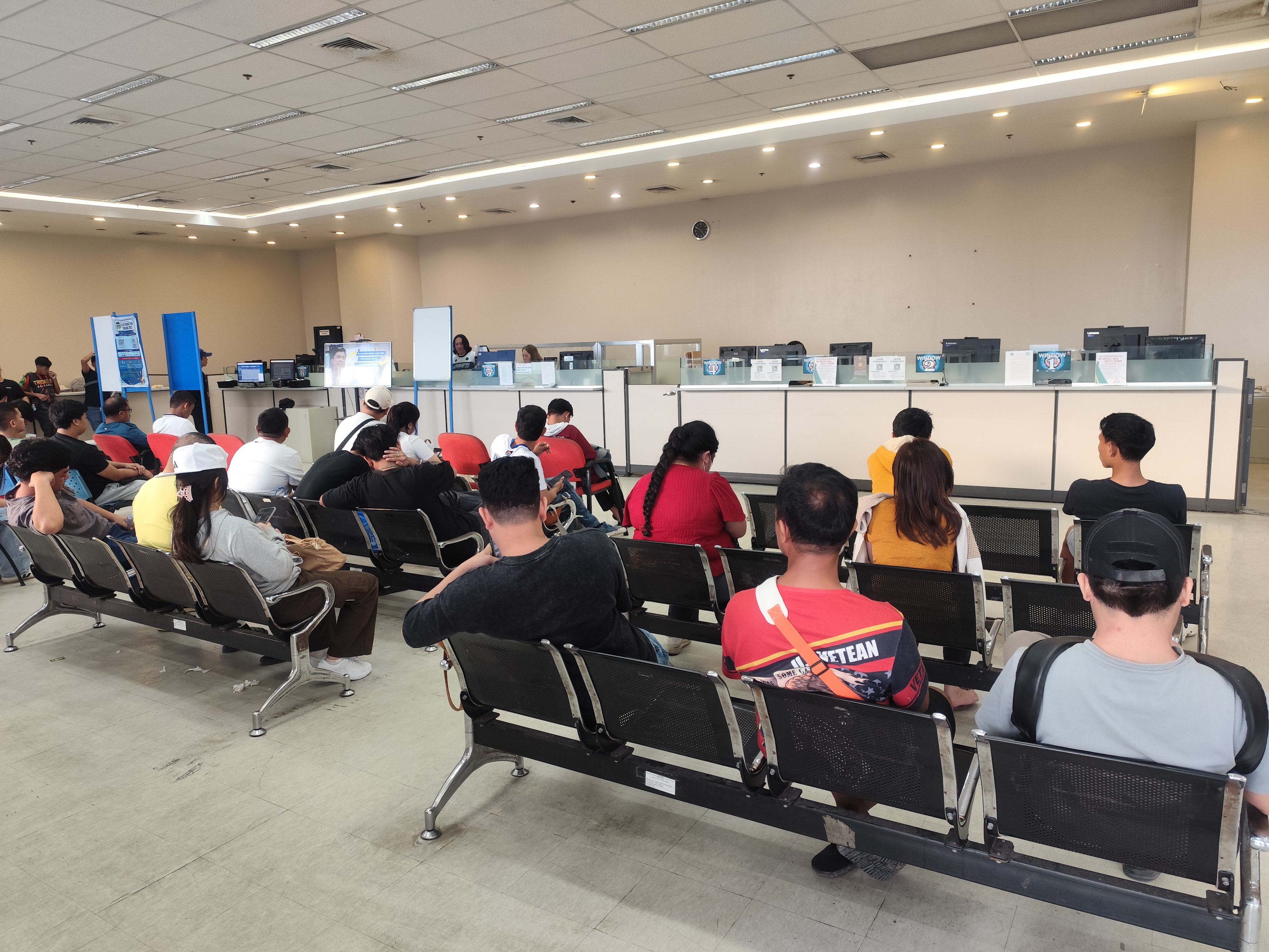 LTO SMシーサイドの番号発券機と待合スペース。利用者が番号を待っている